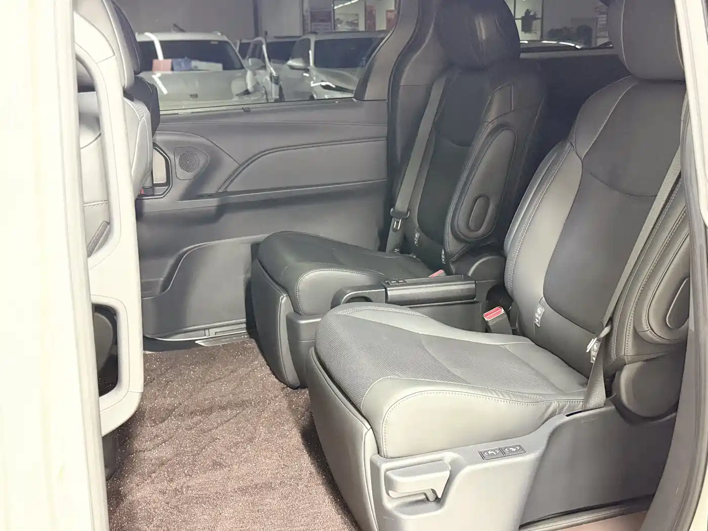 Toyota Sienna 2024 2.5L Hybrid 4WD Premium Edition фото 7