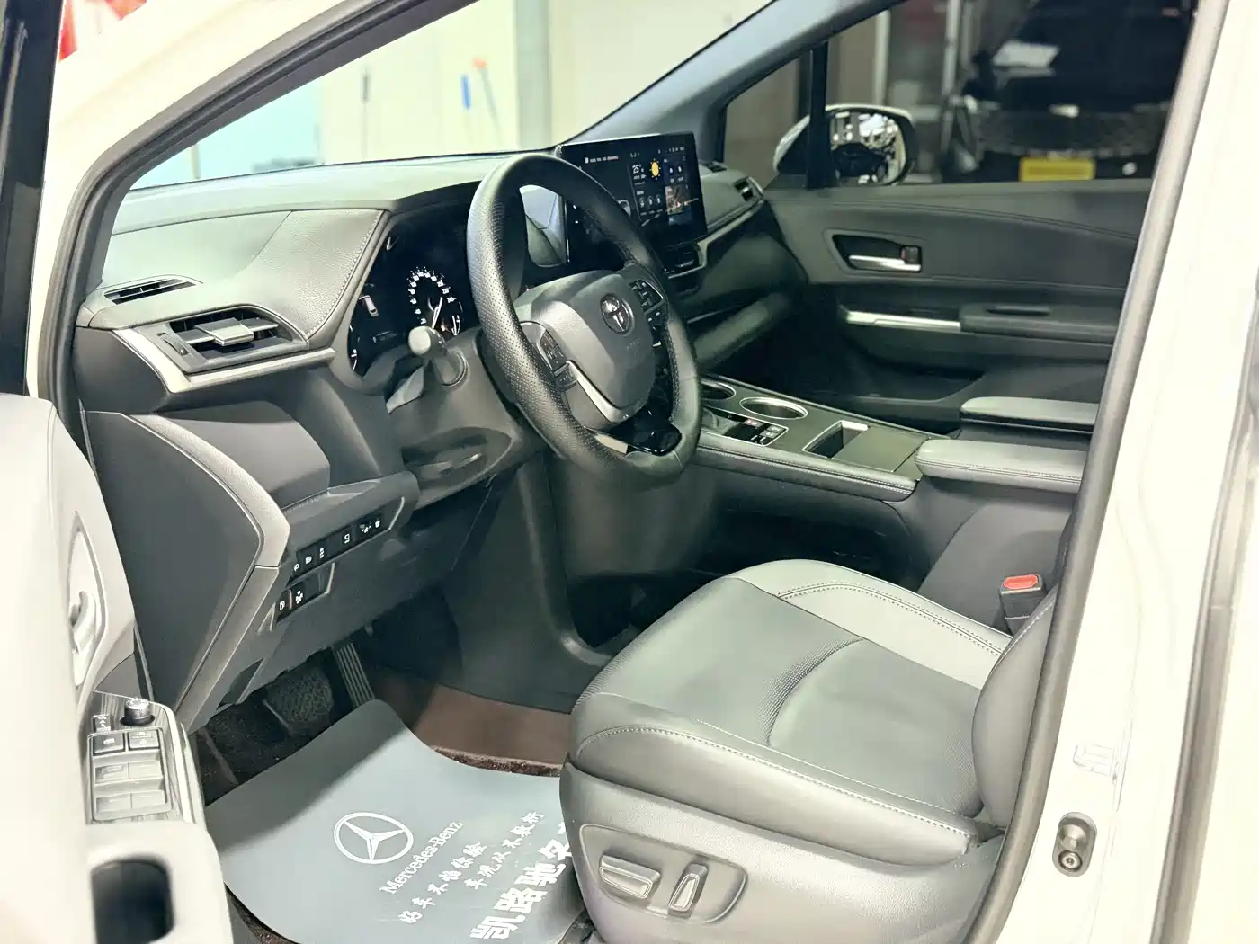 Toyota Sienna 2024 2.5L Hybrid 4WD Premium Edition фото 4
