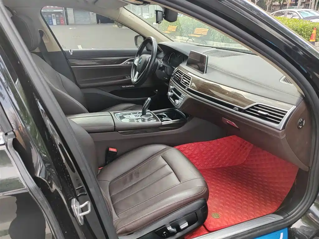 BMW 7 Series 2016 730Li Leading фото 10