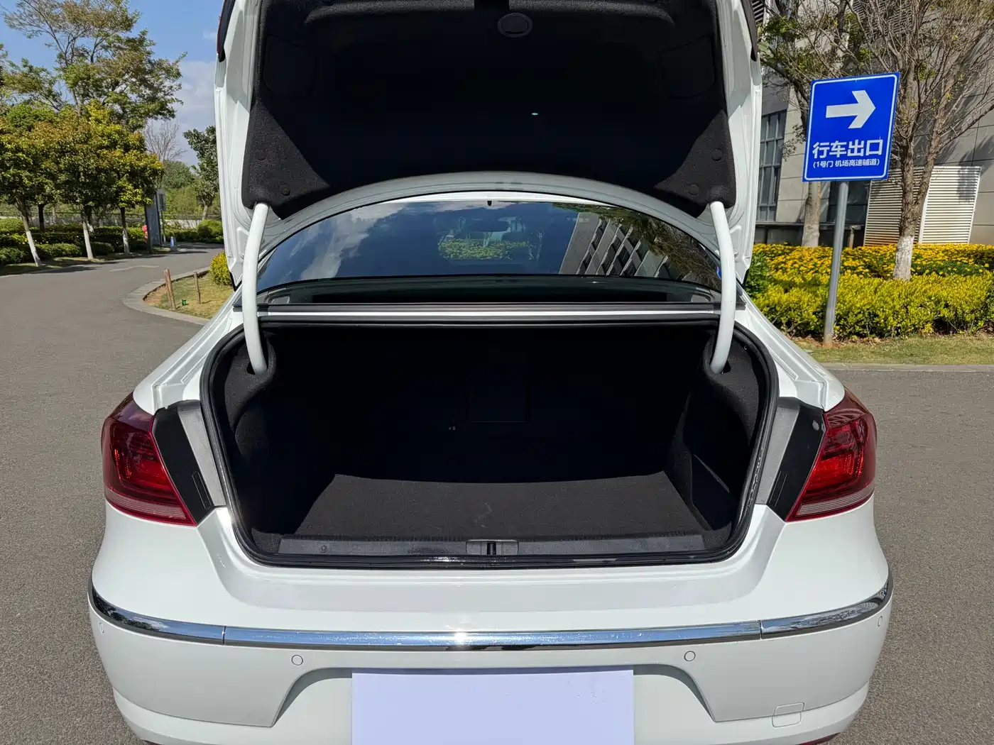 Volkswagen FAW-Volkswagen CC 2016 Model 1.8TSI Luxury фото 9