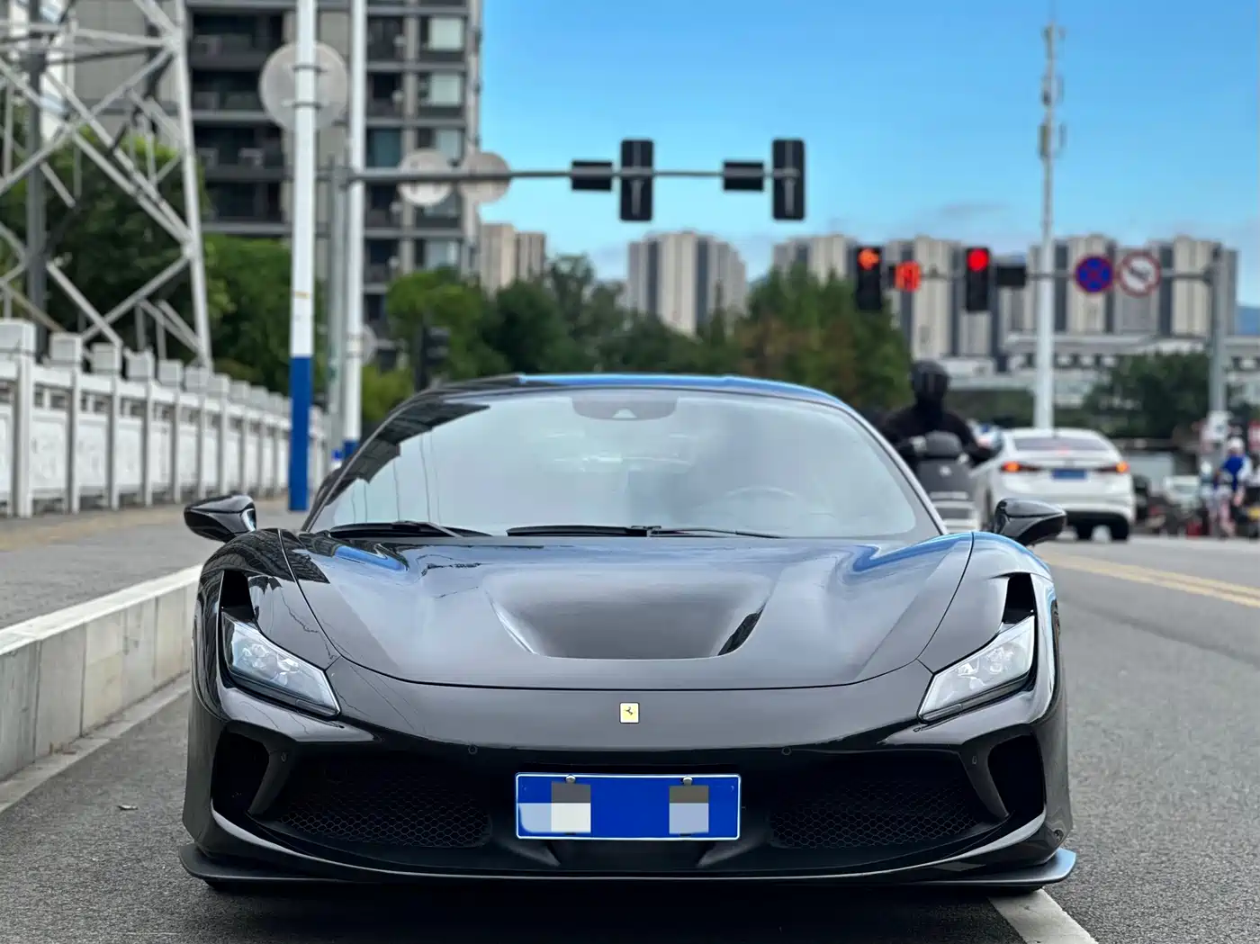 FERRARI F8