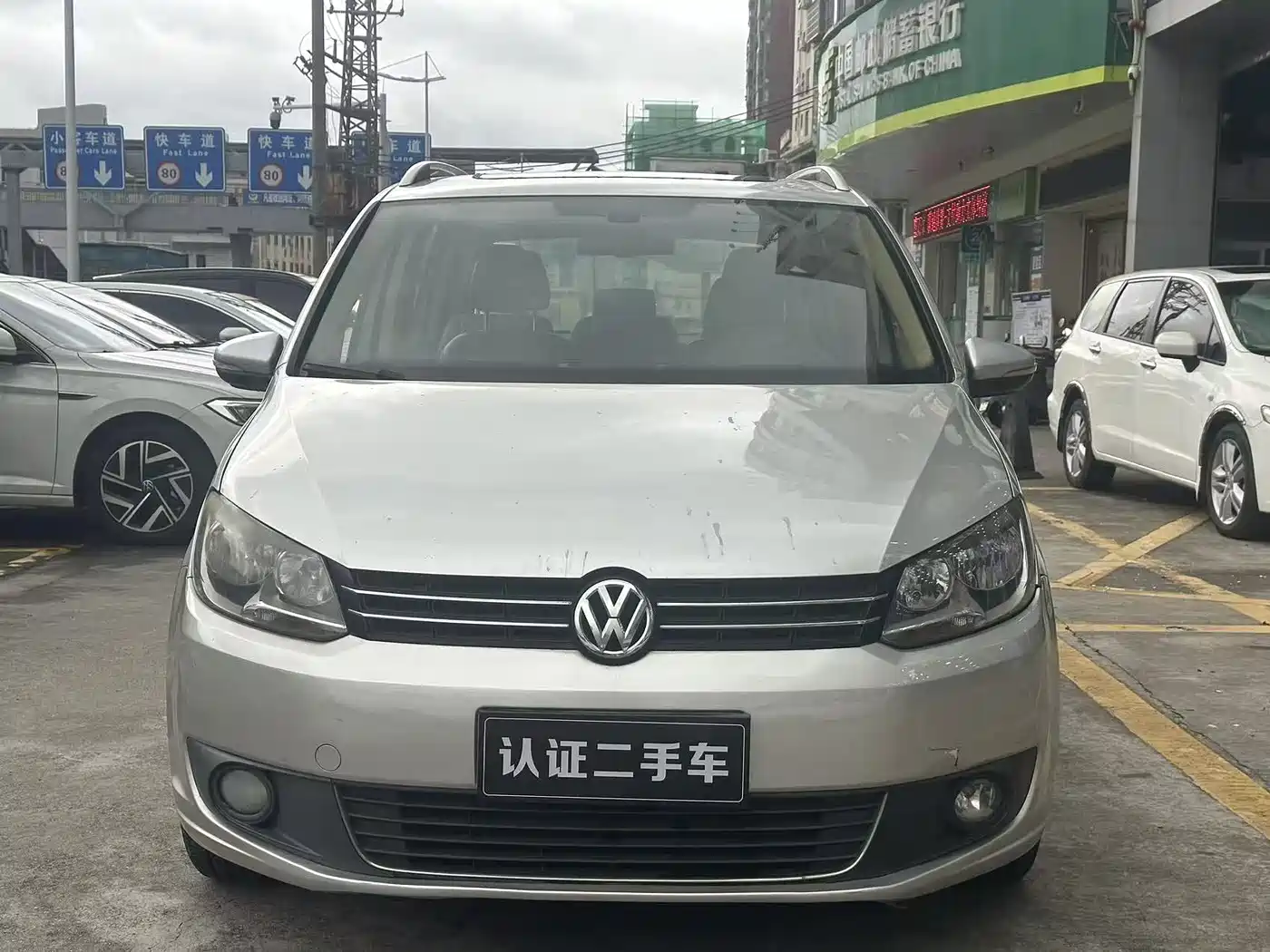 Photo 2 - Volkswagen Touran