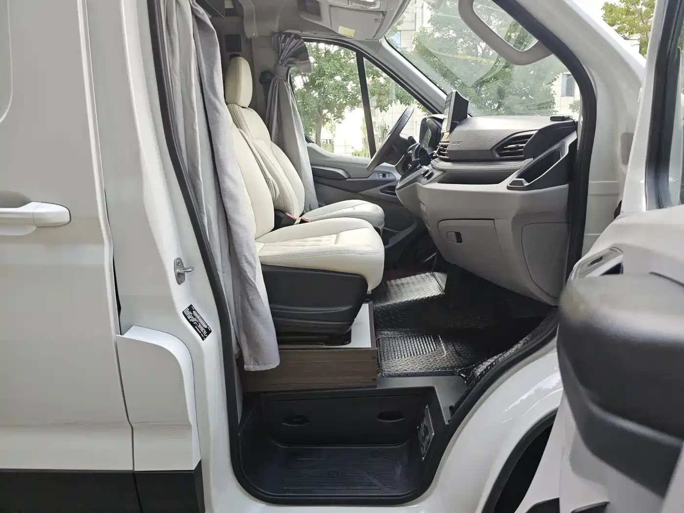 SAIC Maxus MAXUS V90 RV 2022 2021 2.0T Travel Home V90 Self-Contained Class B RV Luxury Transverse Bed