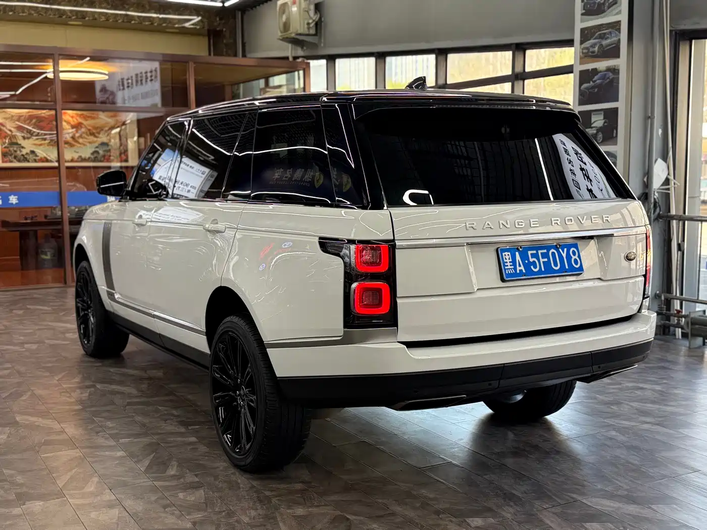 Land Rover Range Rover 2022 3.0 L6 400PS Heritage Extended Classic Edition фото 5