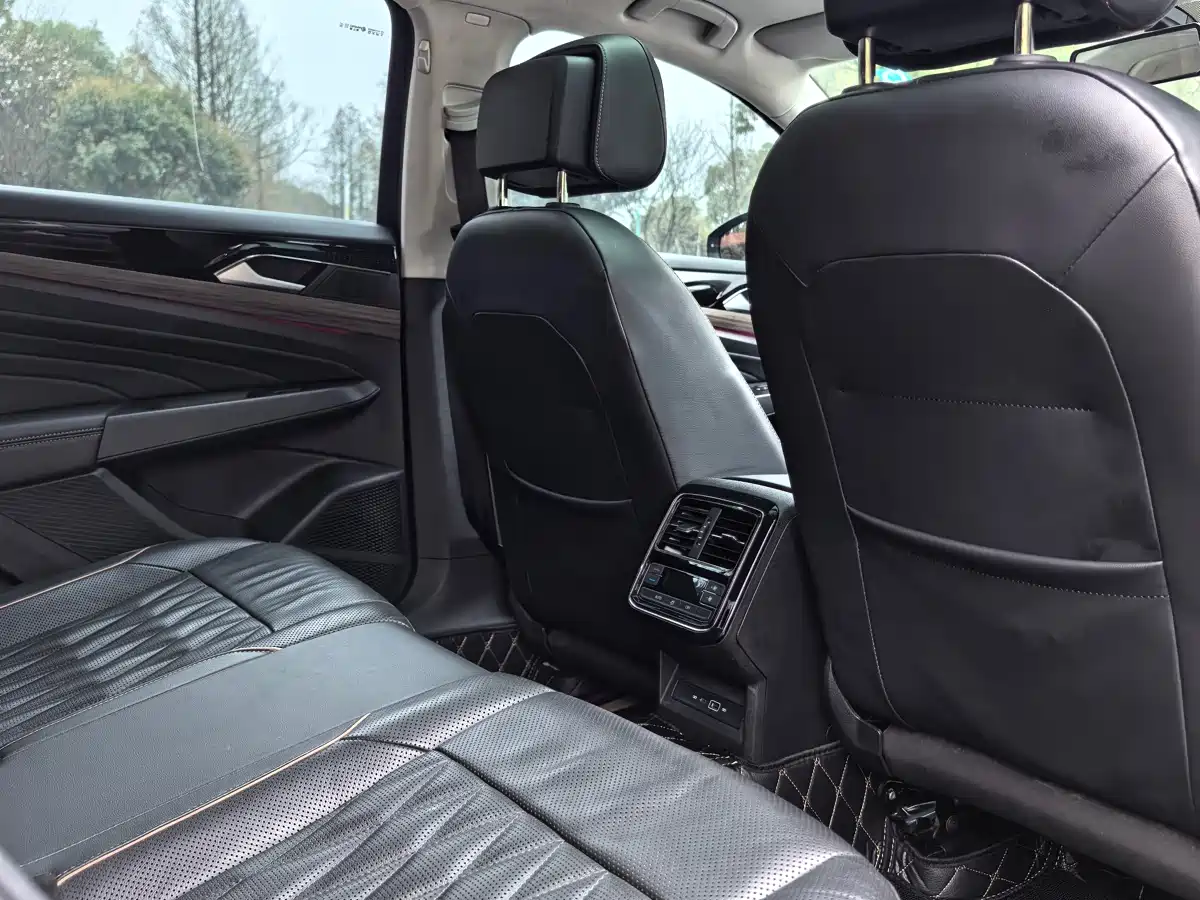 Volkswagen Passat 2021 Model 330TSI Luxury Edition фото 16