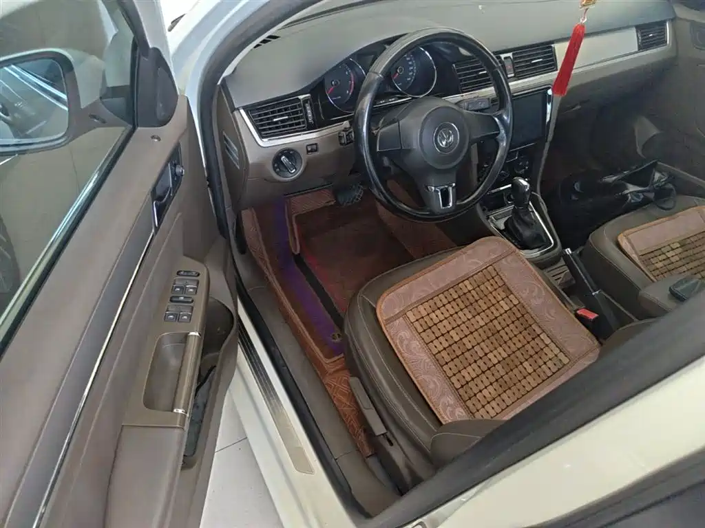 Volkswagen Bora 2014 1.6L Automatic Comfort Edition фото 16
