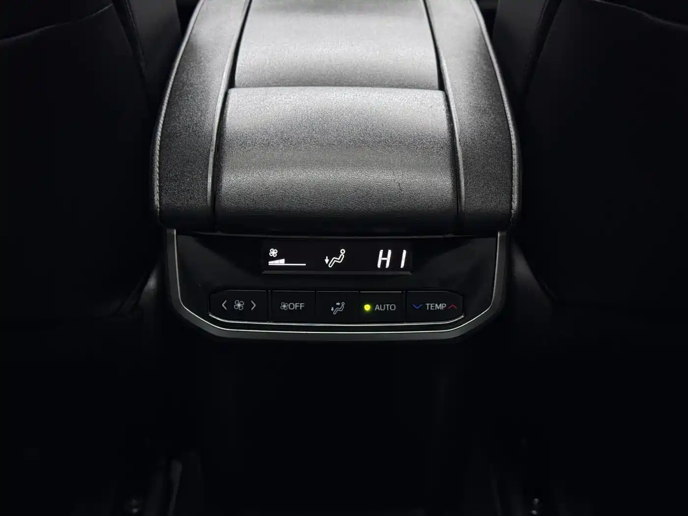 Toyota Highlander 2023 2.5L Smart Hybrid Dual Engine AWD Luxury 7-Seater фото 12