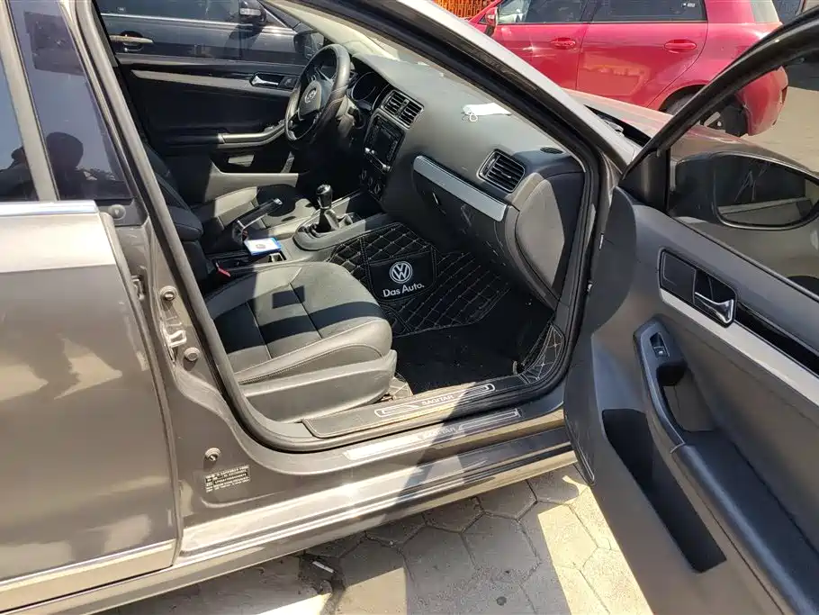 Volkswagen Sagitar 2015 1.6L Manual Comfort фото 8