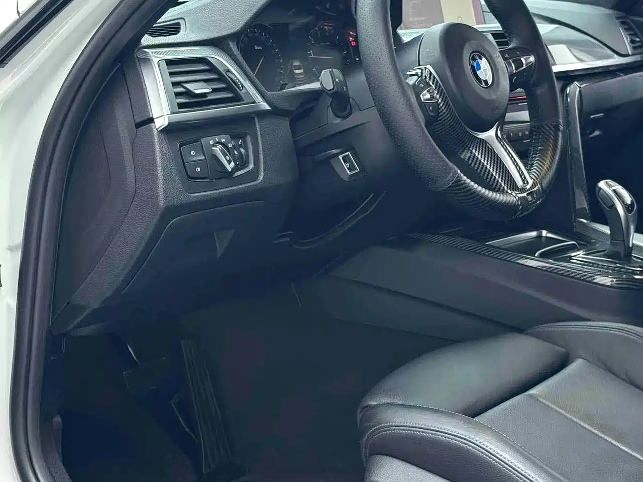 BMW 3 Series 2018 320i M Sport Black Night Edition фото 3