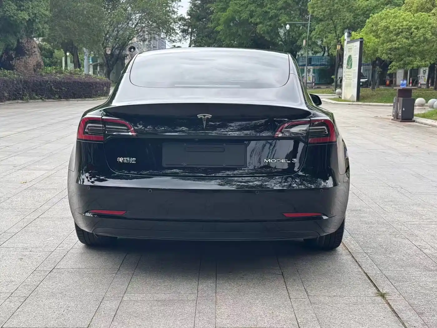 TESLA MODEL 3