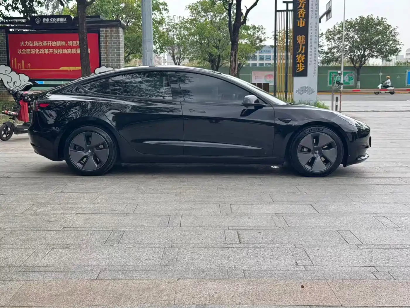 TESLA MODEL 3
