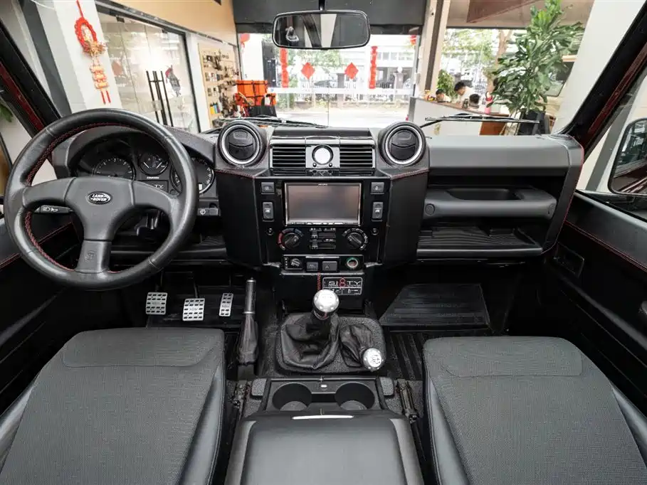 Land Rover Defender фото 13