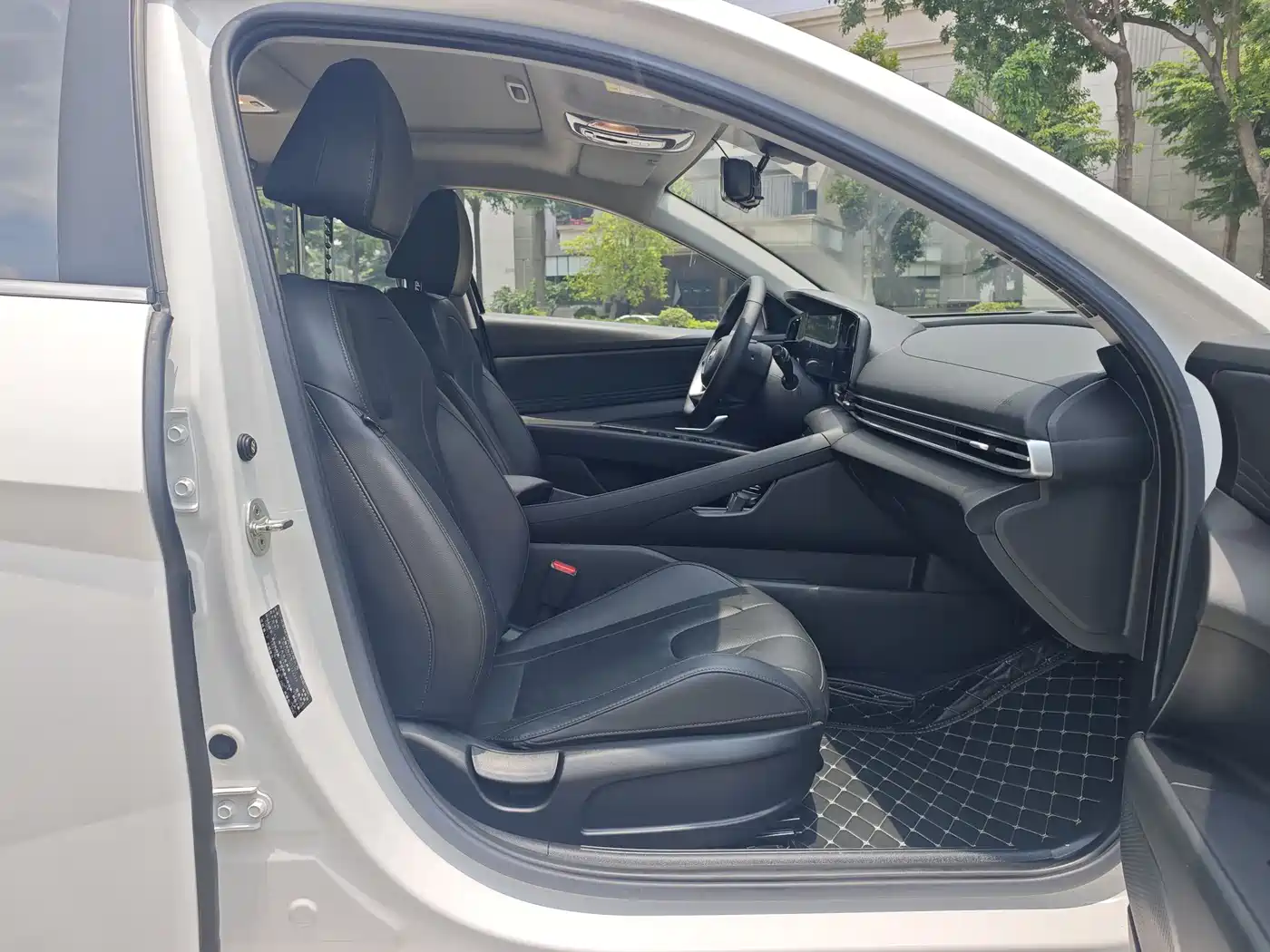 Hyundai Elantra 2022 1.5L CVT LUX Premium Edition фото 21