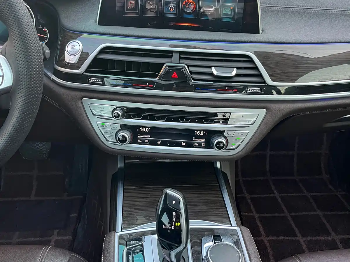 BMW 7 Series 2017 730Li Leading Edition фото 15