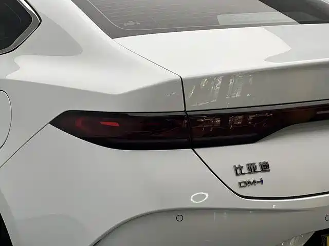 BYD Qin PLUS 2025 DM-i Smart Drive 55KM Leader фото 18