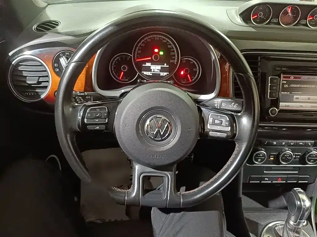 Volkswagen Beetle 2013 1.4TSI Fender Rock Edition фото 7