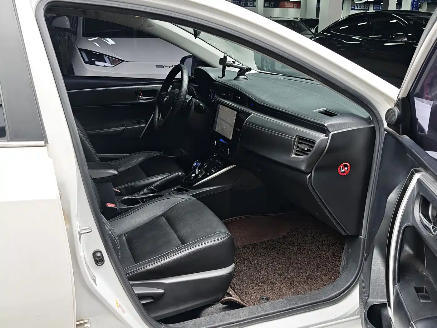 Toyota Corolla 2016 Dual Hybrid 1.8L E-CVT Elite Edition фото 5