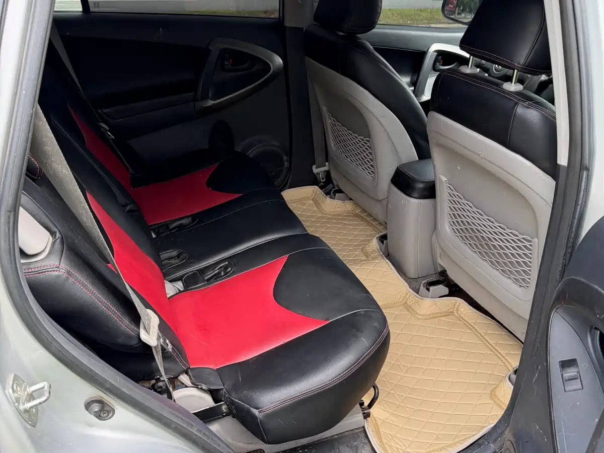 Toyota RAV4 Rongfang 2010 2.0L Automatic Luxury Upgrade Edition фото 8