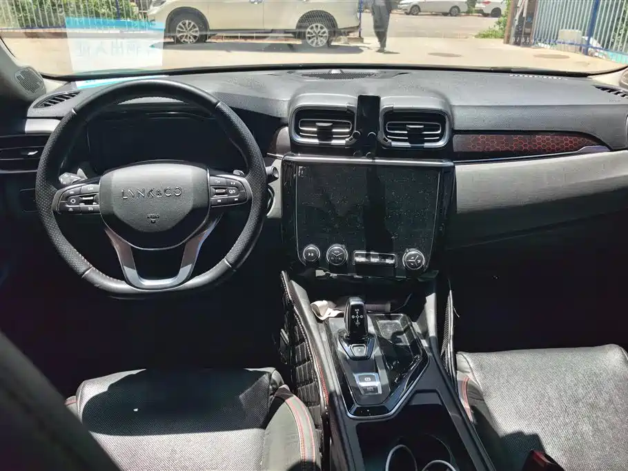 Lynk & Co 02 2018 1.5T DCT 2WD Power Edition China V фото 12