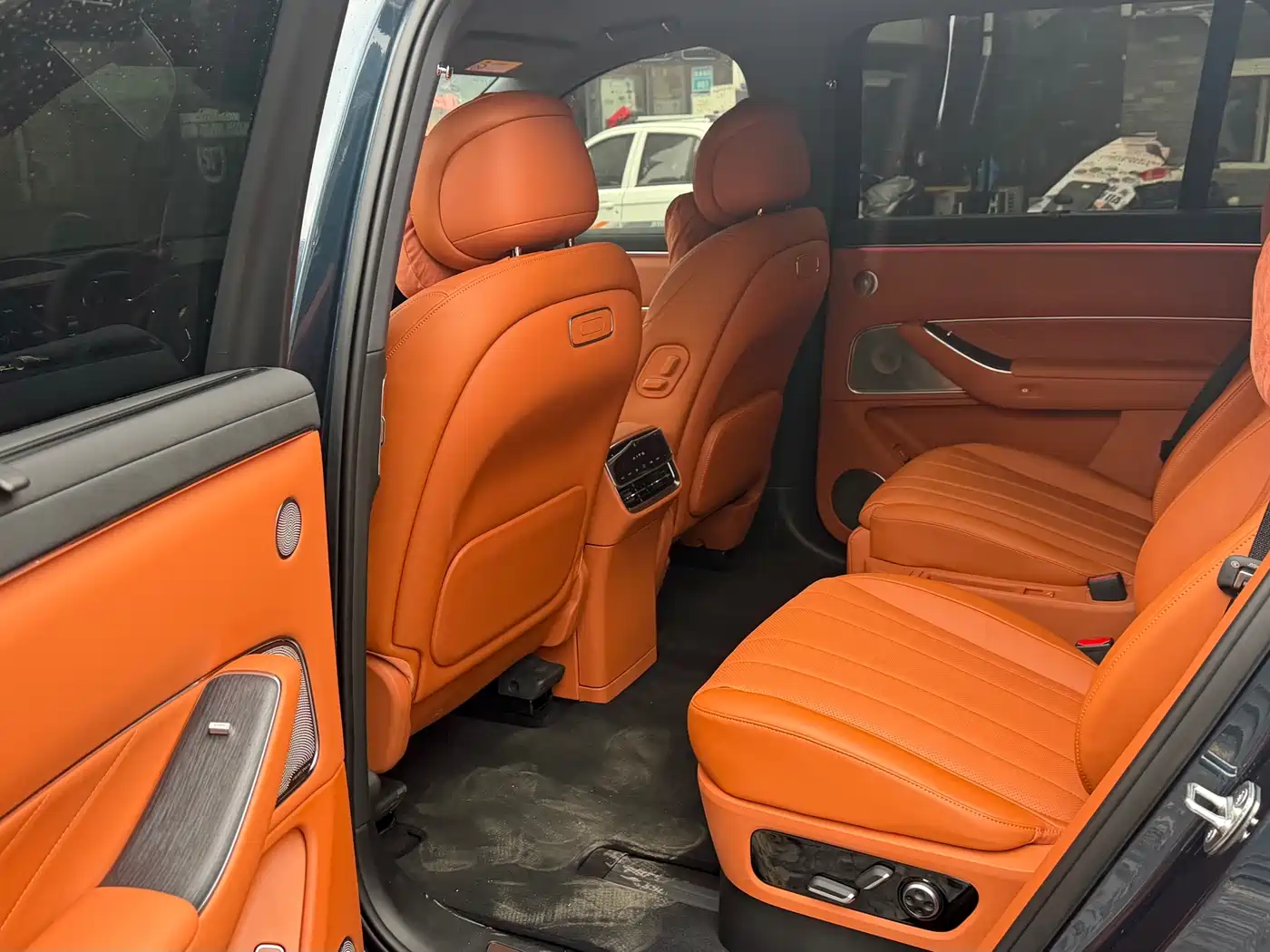 AITO Wenjie AITO M8 2025 Model Extended Range Max+ Edition 53.4kWh 6-Seater фото 5