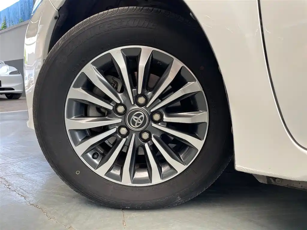 Toyota Corolla 2017 Facelift 1.2T S-CVT GL-i фото 16