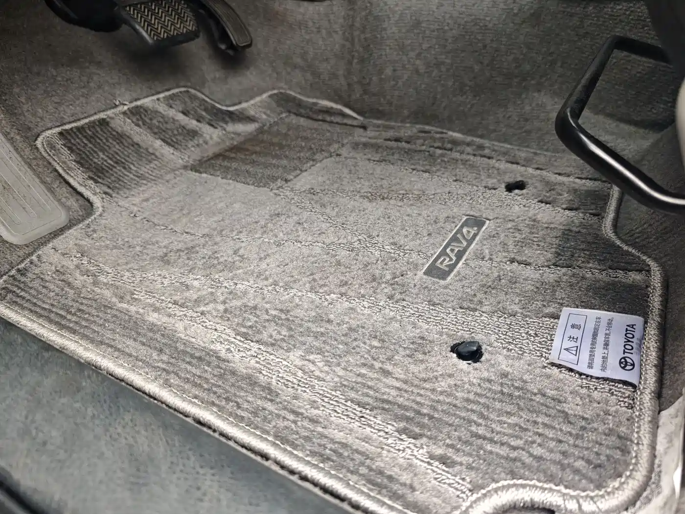 Toyota RAV4 Rongfang 2010 2.0L Automatic Luxury Upgrade Edition фото 19