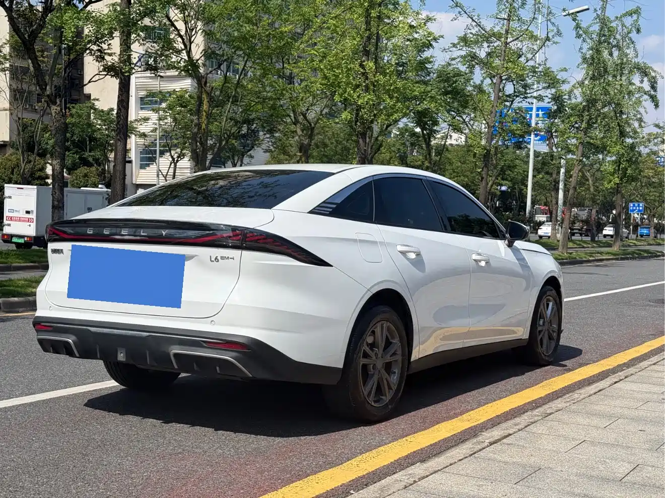 Geely Galaxy Galaxy L6 2025 EM-i 140km Voyage Edition фото 7