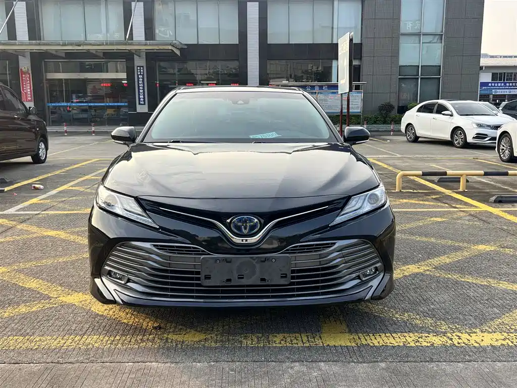 Фото 2 - Toyota Camry
