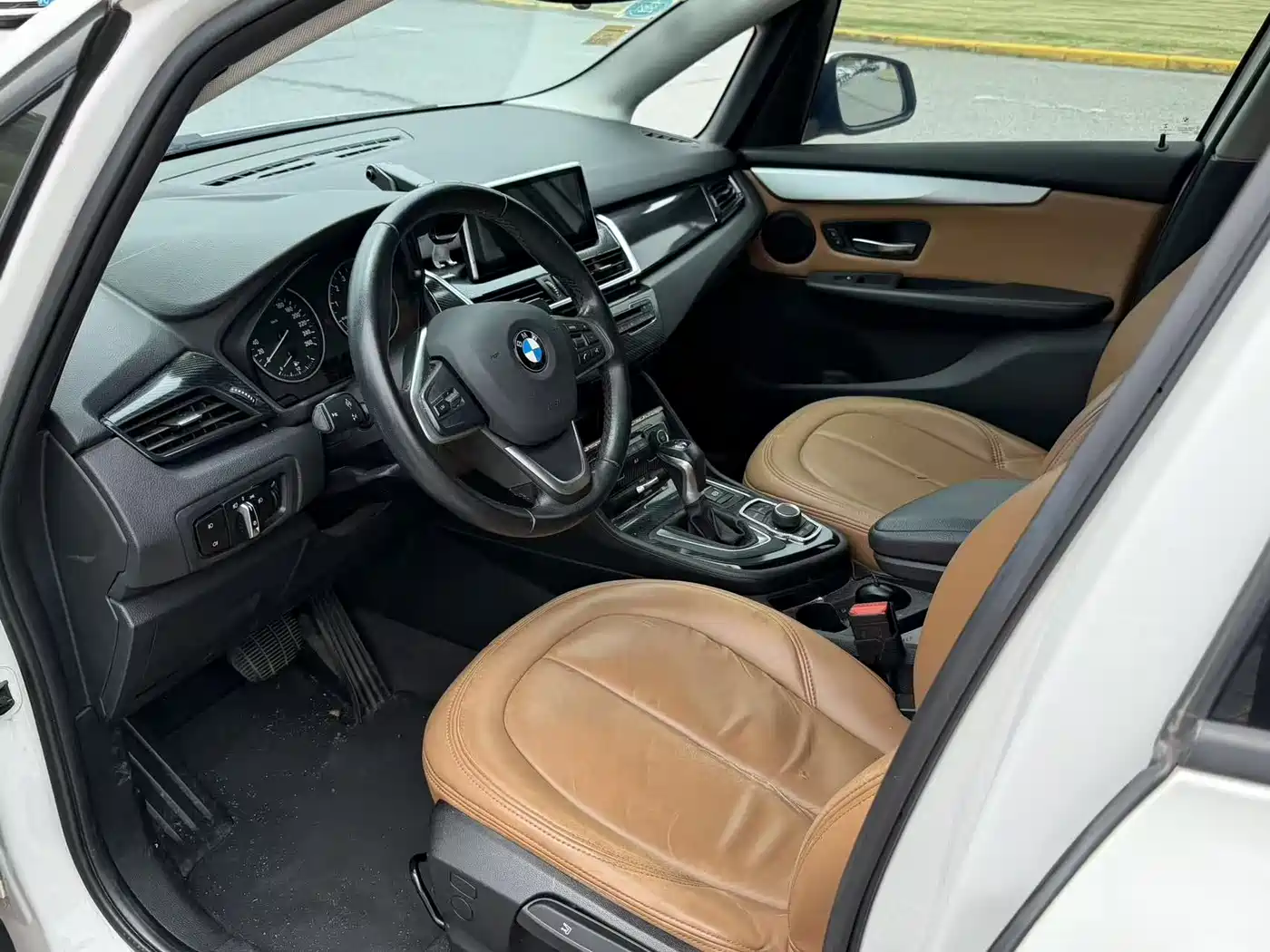 BMW 2 Series Touring 2016 218i Leading фото 8