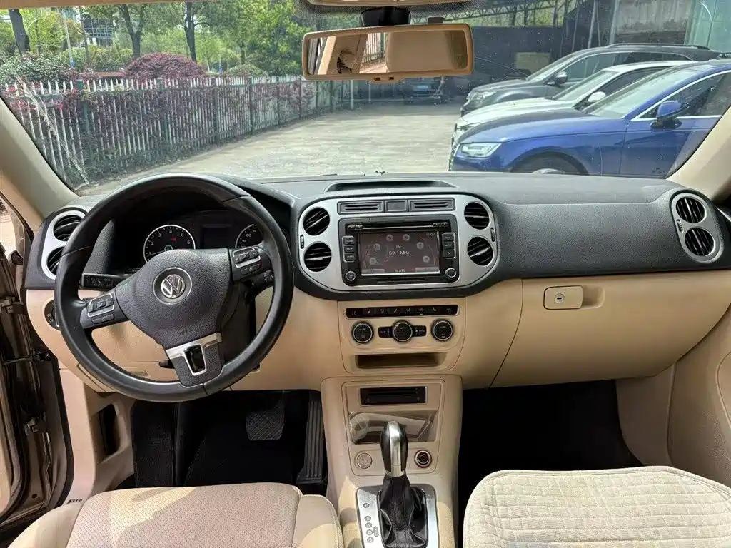 VOLKSWAGEN TIGUAN