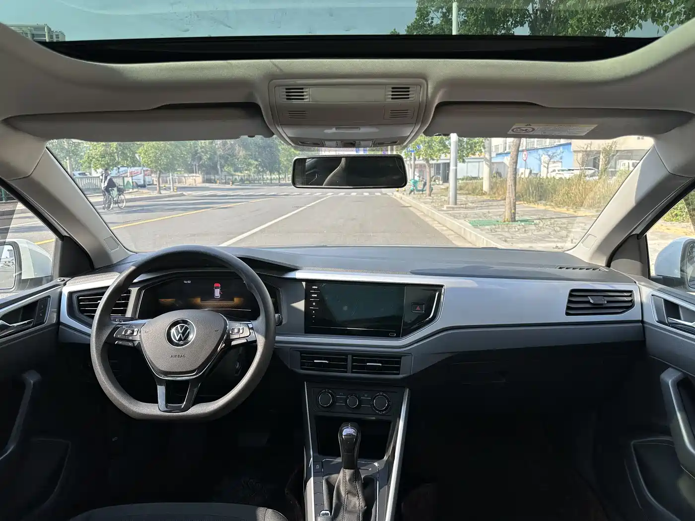 Volkswagen Polo 2021 Plus 1.5L Automatic Panorama Enjoyment Edition фото 15