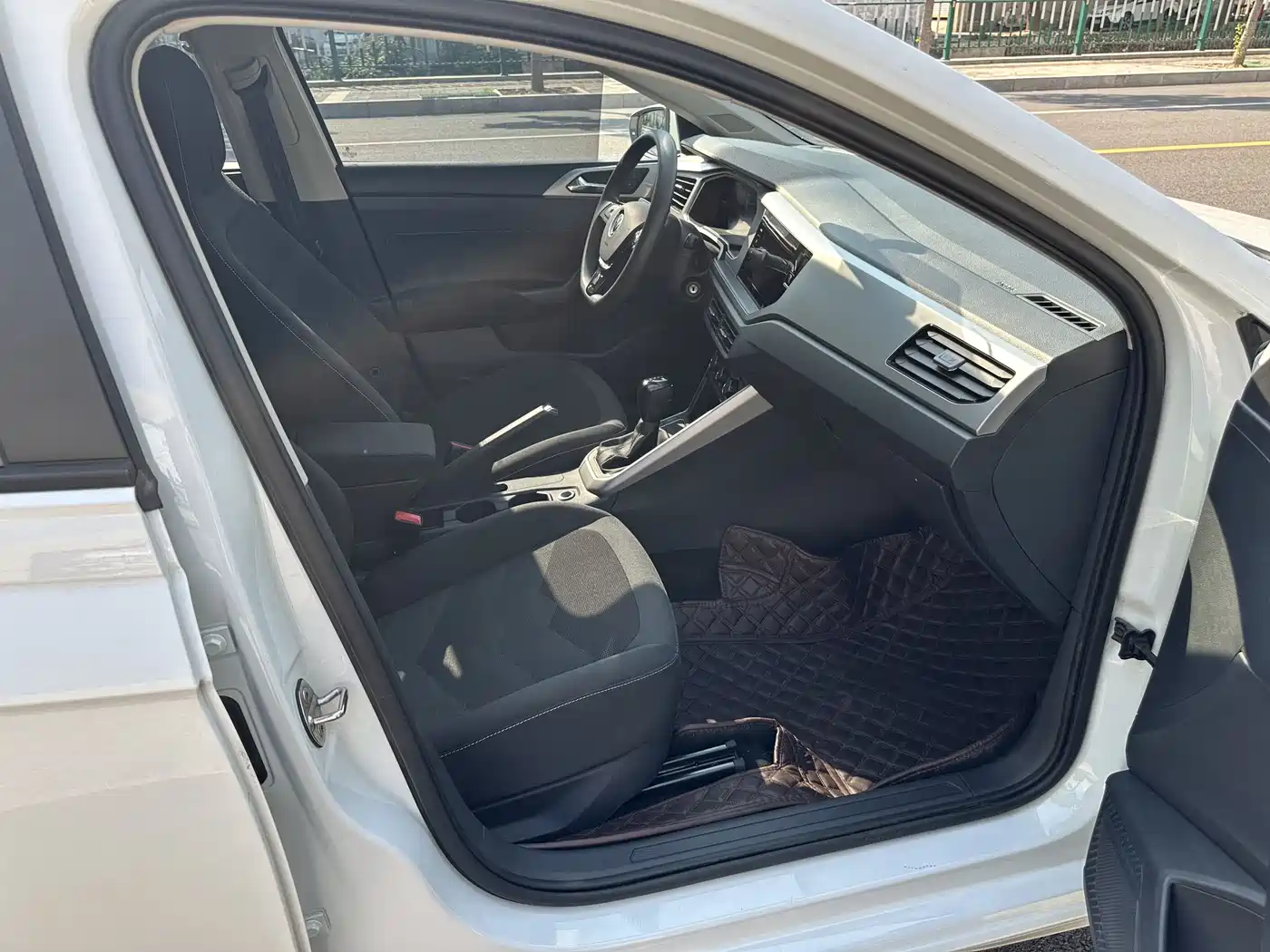 Volkswagen Polo 2021 Plus 1.5L Automatic Panorama Enjoyment Edition фото 17