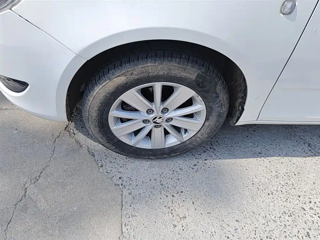 Škoda Fabia 2014 1.4L Manual Crystal Edition фото 23