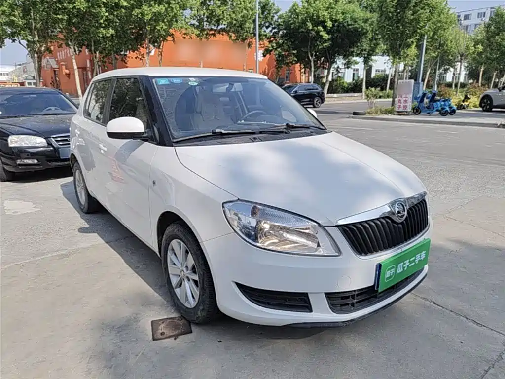 Škoda Fabia 2014 1.4L Manual Crystal Edition фото 4