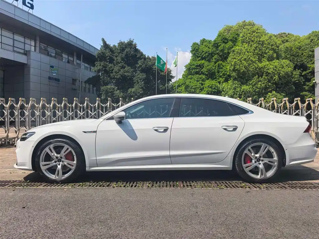 Фото 4 - Audi A7L