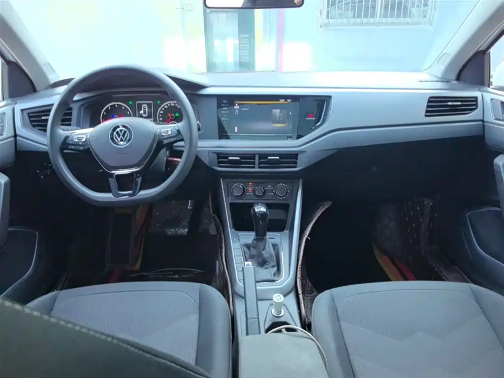 VOLKSWAGEN POLO