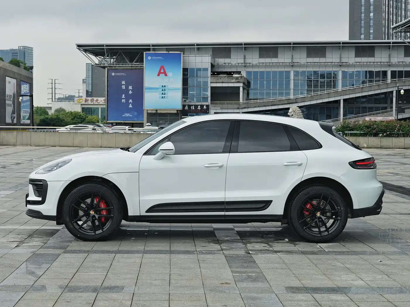 PORSCHE MACAN