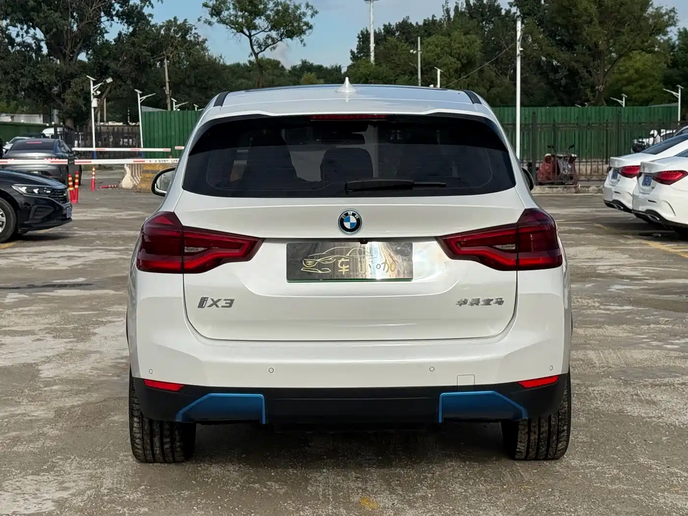 Photo 10 - BMW iX3