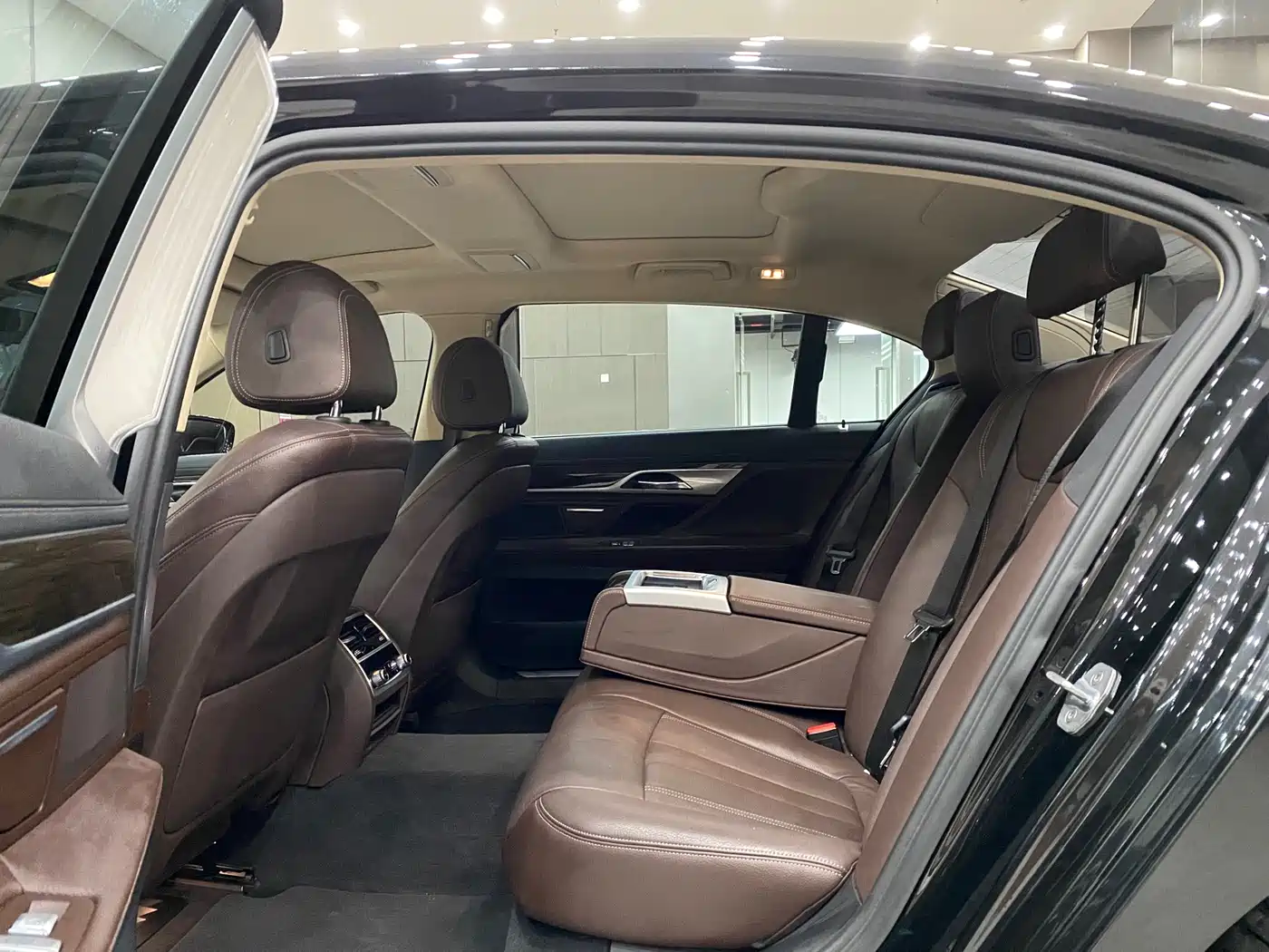 BMW 7 Series 2017 730Li Leading Edition фото 6