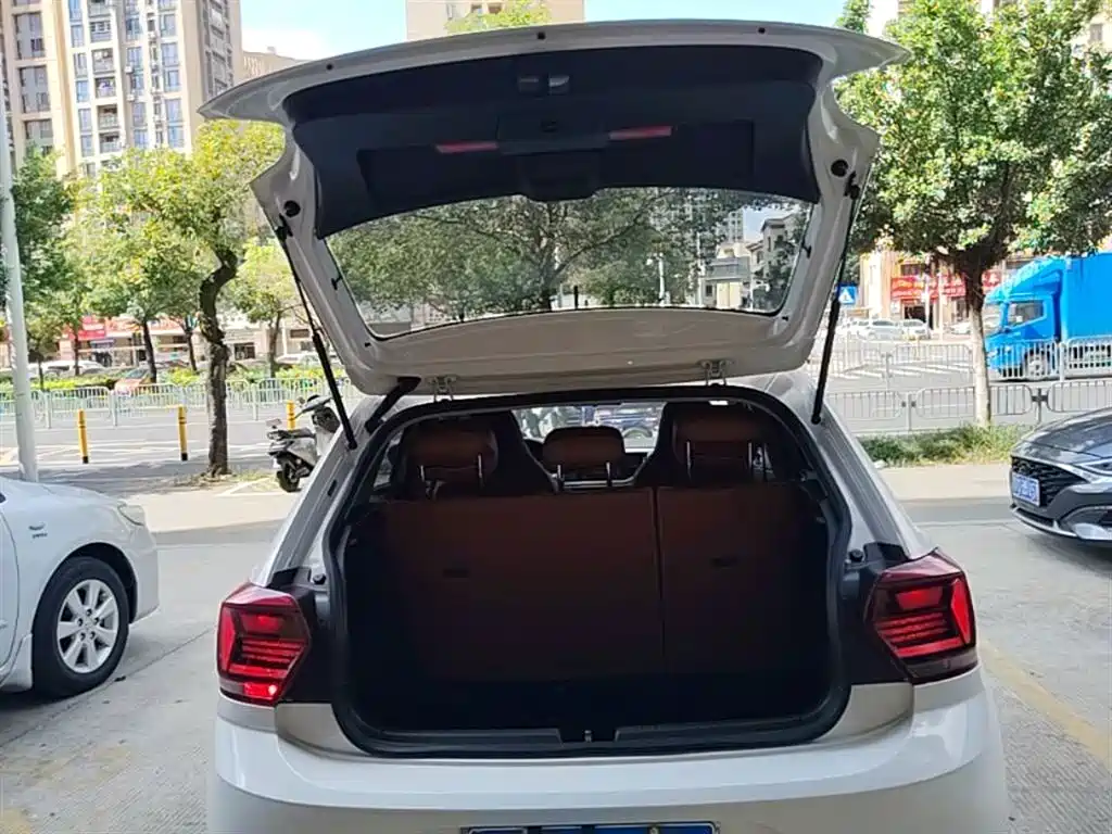 Volkswagen Polo 2019 Plus 1.5L Automatic Panorama Enjoyment Edition фото 19
