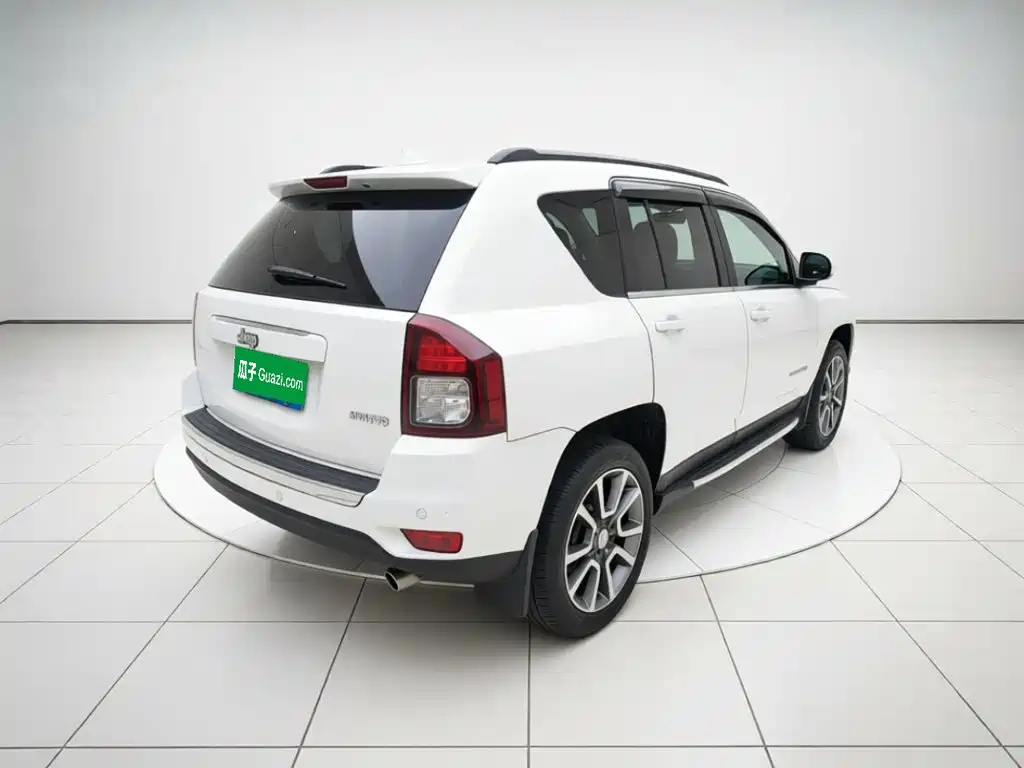Photo 6 - Jeep Compass (Import)