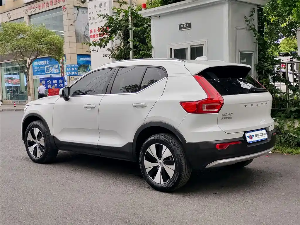 Фото 4 - Volvo XC40
