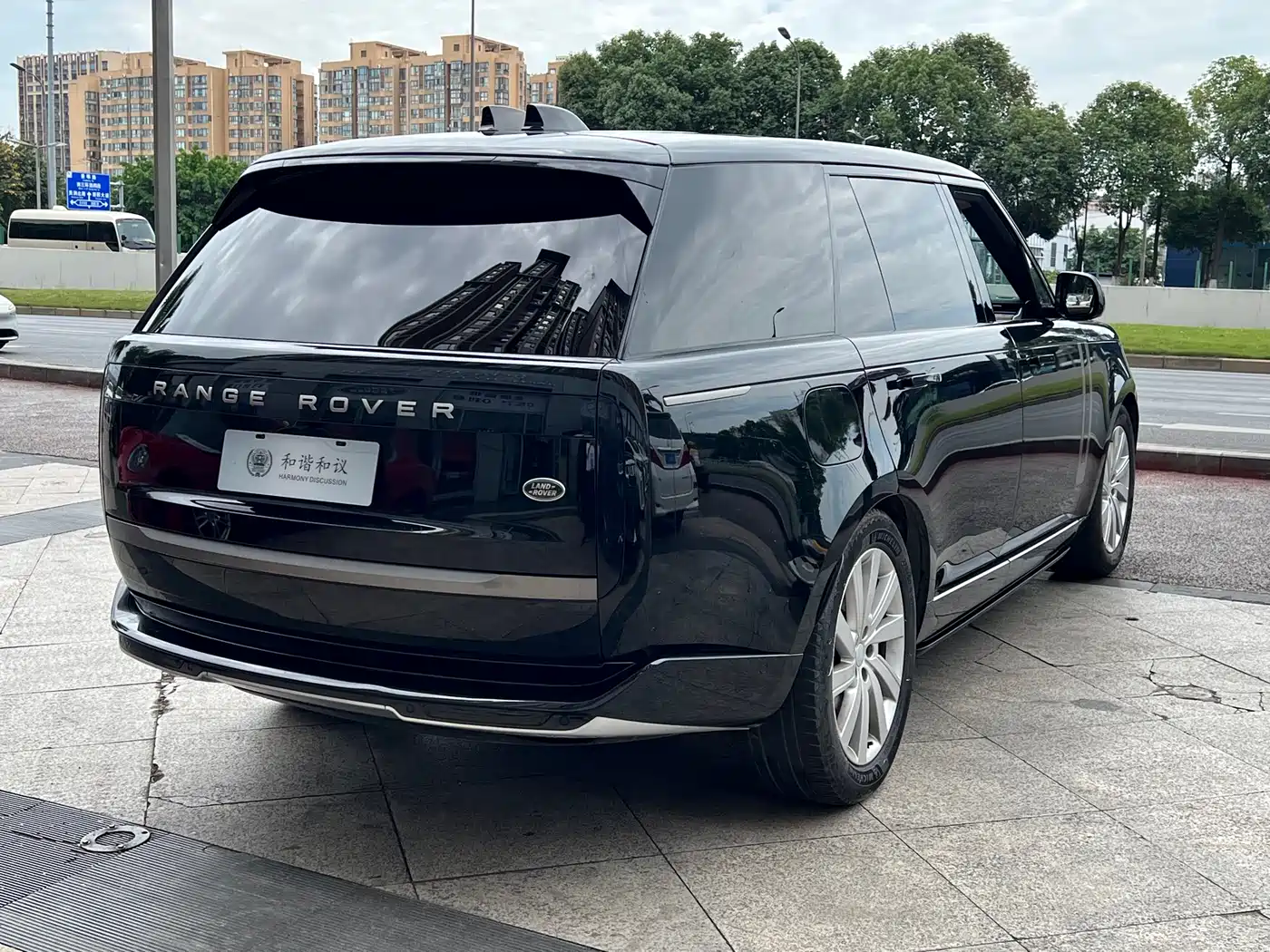 Land Rover Range Rover 2023 3.0 L6 400PS Golden Age 7-Seater Long Wheelbase фото 13