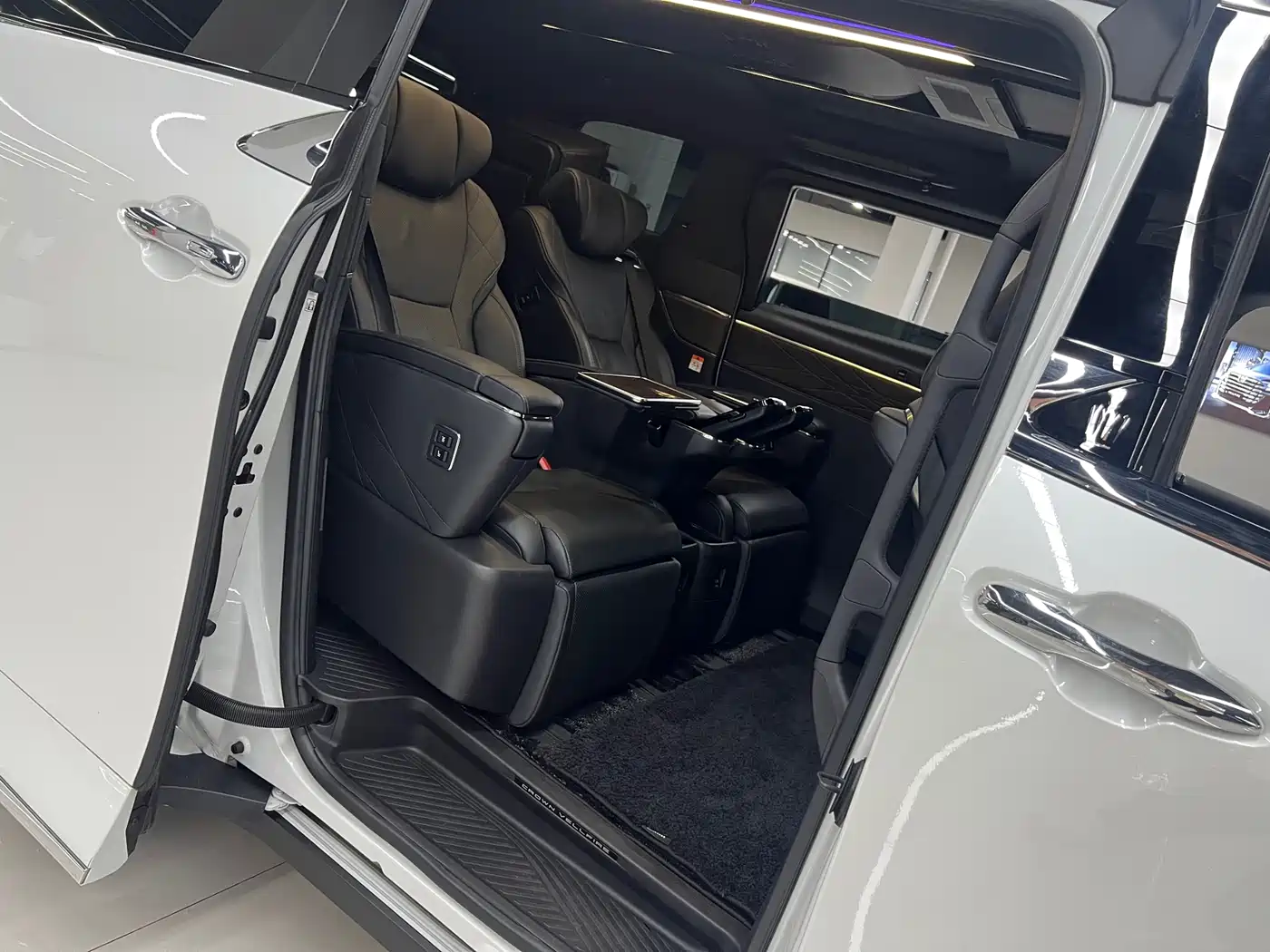 Toyota Vellfire 2024 Crown Hybrid 2.5L Executive Premium Edition фото 14