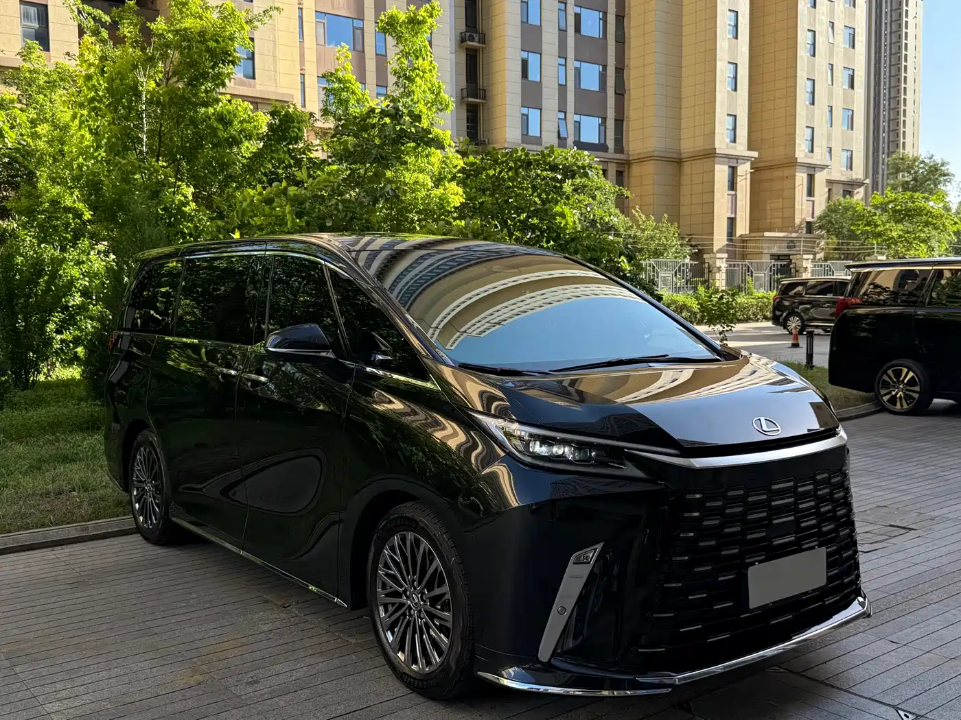 Lexus LM 2025 Model 500h Four-Seater Imperial Edition фото 4