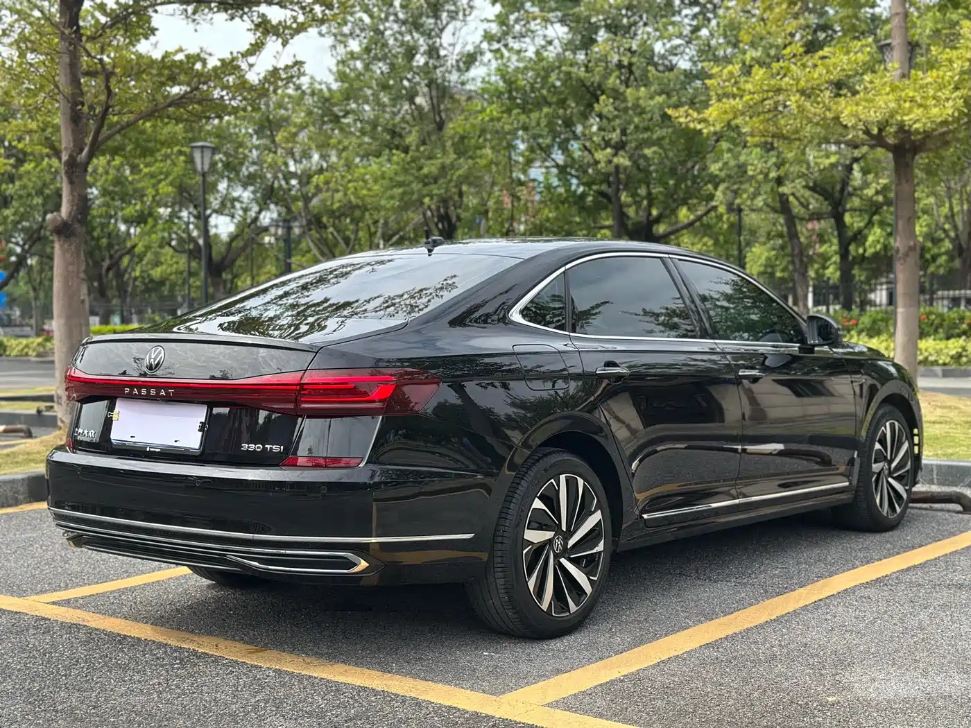 Volkswagen Passat 2023 330TSI Premium Edition фото 6