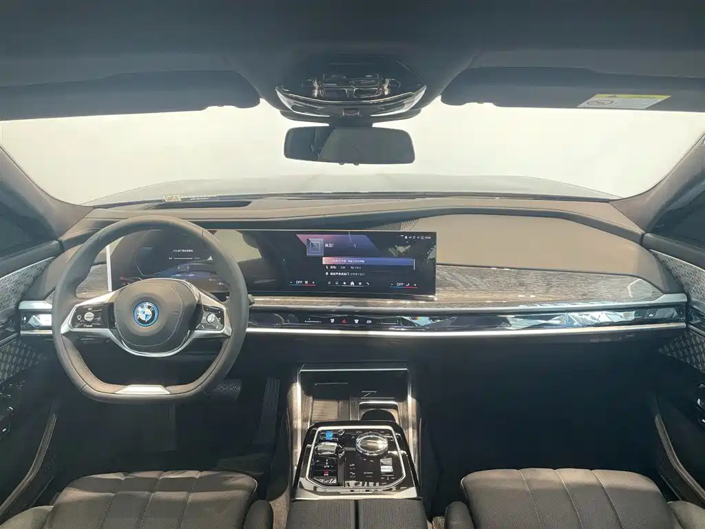 BMW I7