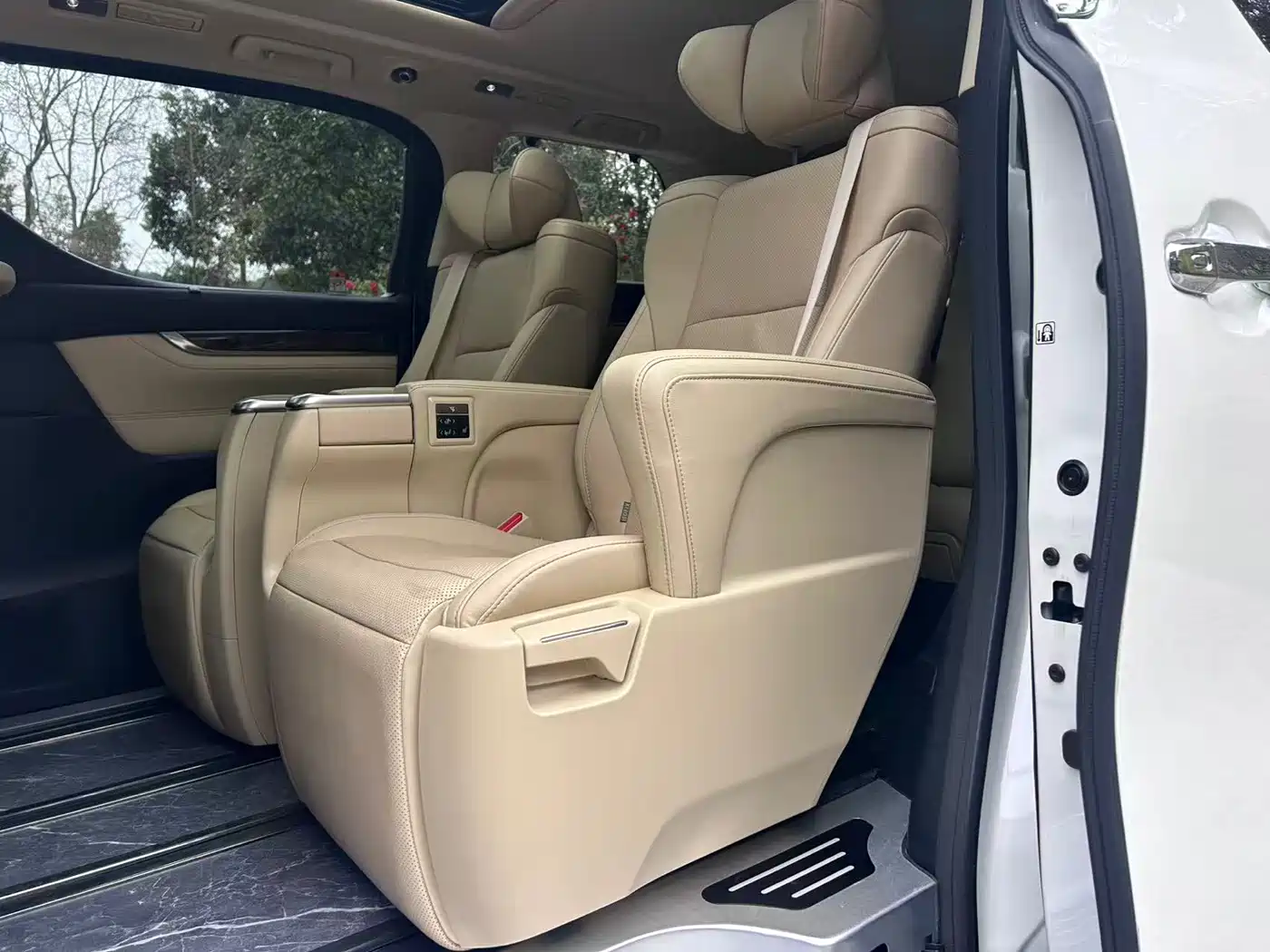 Toyota Alphard 2021 Hybrid 2.5L Luxury фото 17