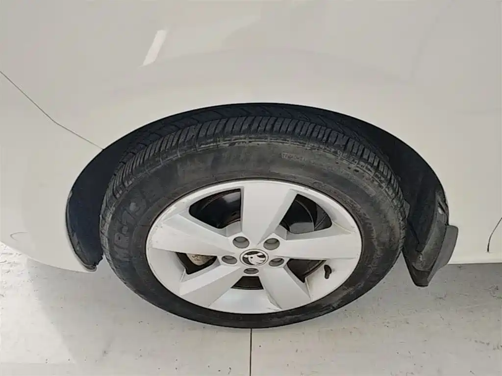 Škoda Rapid 2015 1.6L Manual Smart Selection фото 23
