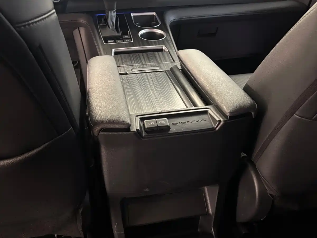 Toyota Sienna 2021 2.5L Hybrid Premium Edition фото 13